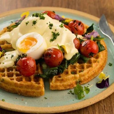 Gaufre de chou-fleur, épinard, tomates, œuf mollet, sauce hollandaise